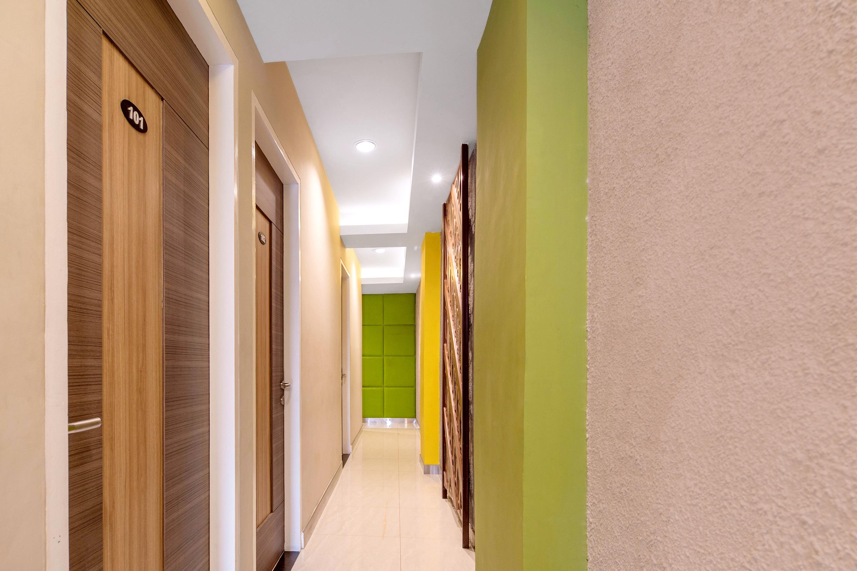Super Oyo Capital O 1121 Orienchi 2 Hotel Джакарта Екстериор снимка